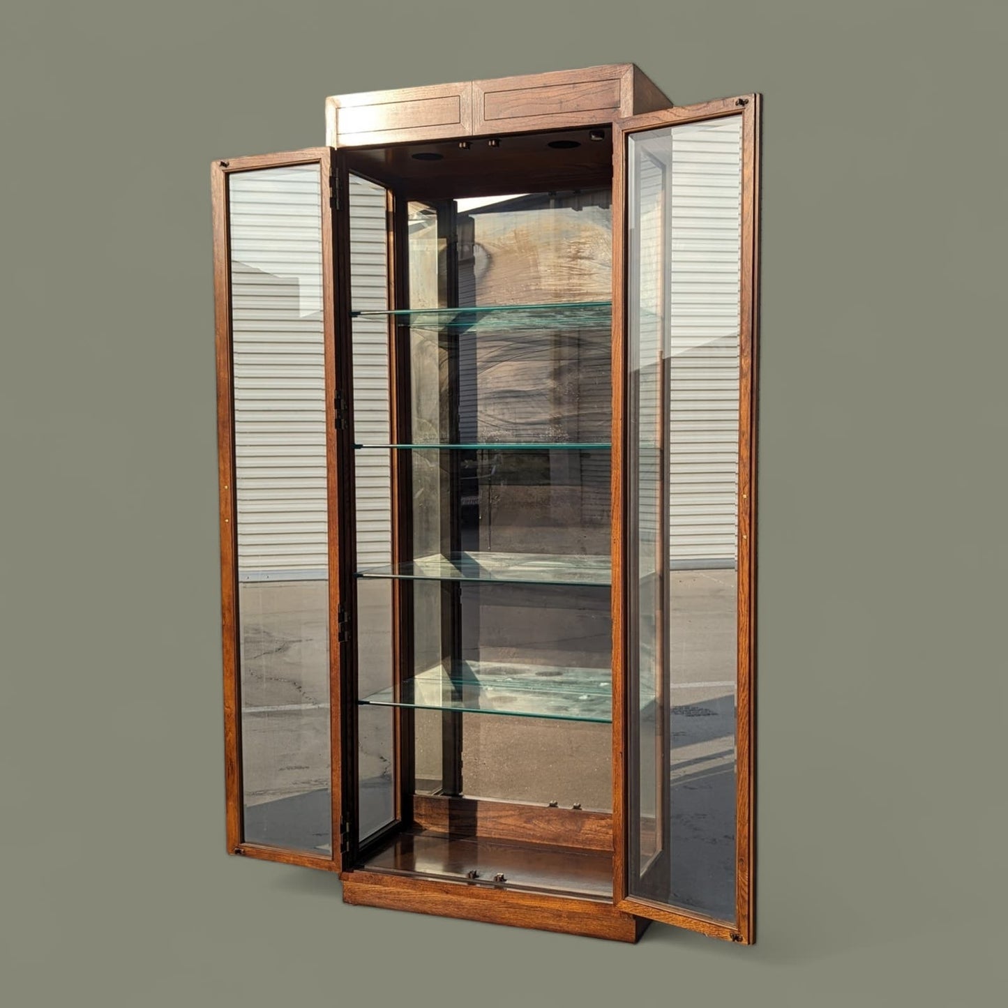 Henredon Bookcase, Etagere, Oak Wood, Glass Shelves, Mirrored panels, Mid Century, Curio Display