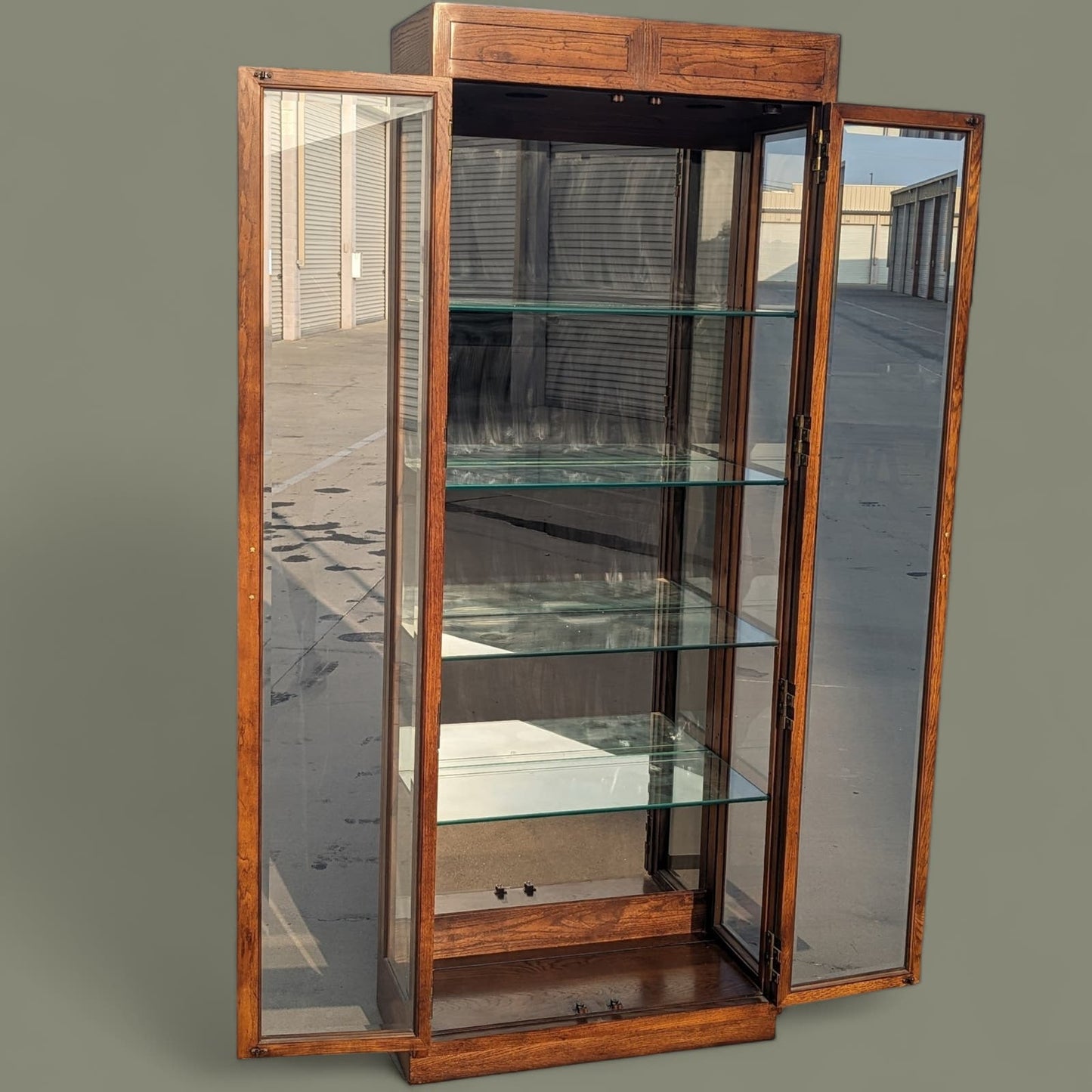 Henredon Bookcase, Etagere, Oak Wood, Glass Shelves, Mirrored panels, Mid Century, Curio Display