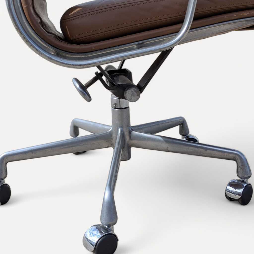 Vintage Eames Soft Pad Chair by Herman Miller – Leather Office Chair with Aluminum Base, Mid-Century Modern Icon